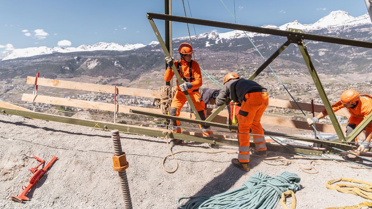 Assemblage de la base du pylône 171 à Chippis, le 15 avril 2019