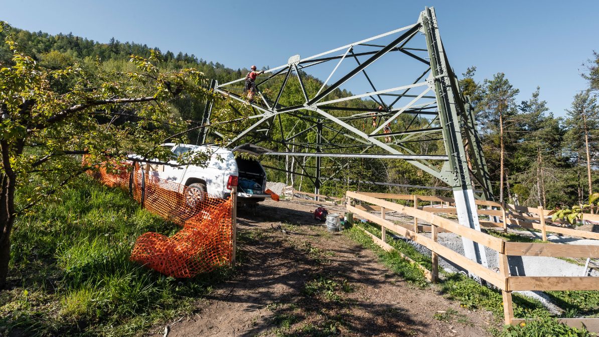Montage de la base du pylône 132 à Chandoline, le 16 mai 2019