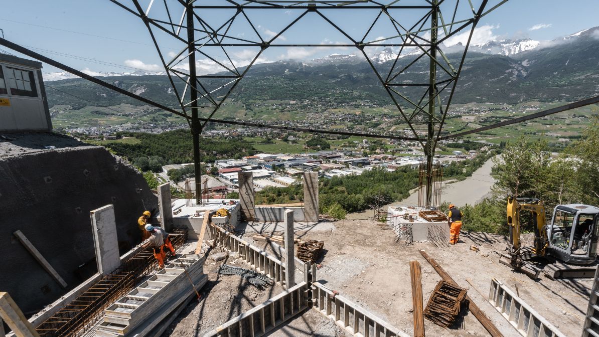 Travaux de coffrage au pylône 172, à Chippis, le 12 juin 2019